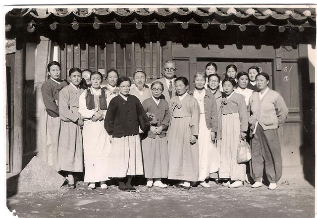 권 지사가 평양 숭의학교 재학 중이던 1919년 3·1운동을 하다 감방에서 만난 여성 동지들과 1967년 만든 3·1여성동지회(정확한 촬영 일시는 미상).  권 지사 유족 제공
