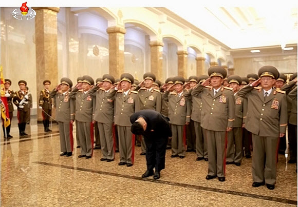 김정은 북한 국방위원회 제1위원장이 정전협정 체결 62주년인 27일 0시 김일성 주석과 김정일 국방위원장의 시신이 안치된 금수산태양궁전을 참배했다. 북한 중앙TV는 김정은 제1위원장이 김일성 주석과 김정일 국방위원장의 입상에 자신의 명의로 꽃바구니를 진정하고 이들의 시신이 안치된 영생홀에서 ‘숭고한 경의’를 표했다고 보도했다.  연합뉴스