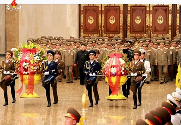 김정은 북한 국방위원회 제1위원장이 정전협정 체결 62주년인 27일 0시 김일성 주석과 김정일 국방위원장의 시신이 안치된 금수산태양궁전을 참배했다. 북한 중앙TV는 김정은 제1위원장이 김일성 주석과 김정일 국방위원장의 입상에 자신의 명의로 꽃바구니를 진정하고 이들의 시신이 안치된 영생홀에서 ‘숭고한 경의’를 표했다고 보도했다.  연합뉴스