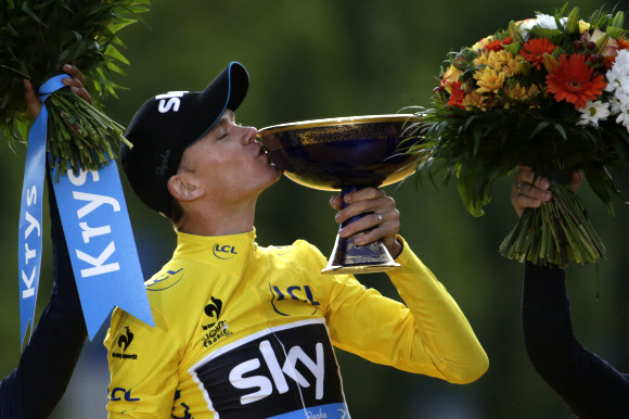 영국의 크리스 프룸이 26일(현지시간) 막을 내린 ‘투르 드 프랑스(Tour de France)’에서 종합 우승을 차지한 수 트로피에 입을 맞추고 있다. ⓒ AFPBBNews=News1