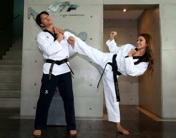 27일 오전 서울 종로구 효자로 세계태권도연맹 서울본부에서 홍보대사 위촉식이 열렸다. 이날 홍보대사로 임명된 2014년 미스 USA 니아 산체스가 시범을 보이고 있다. 태권도 4단인 산체스는 네바다주에서는 처음이자 히스패닉으로는 역대 네 번째로 지난해 미스 USA에 뽑혔다.  연합뉴스