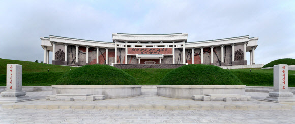 북한 조선중앙통신은 정전협정 체결일(북한의 전승절) 62돌을 맞아 신천박물관이 지난 26일 개관했다고 27일 보도했다.      북한은 한국전쟁 시기 황해남도 신천 지역에 주둔한 미군이 만행을 저질렀다며 관련 자료를 신천박물관을 통해 전시하고 있다.  연합뉴스