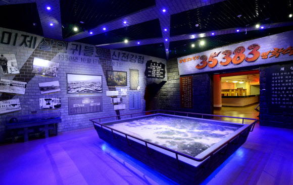 북한 조선중앙통신은 정전협정 체결일(북한의 전승절) 62돌을 맞아 신천박물관이 지난 26일 개관했다고 27일 보도했다.      북한은 한국전쟁 시기 황해남도 신천 지역에 주둔한 미군이 만행을 저질렀다며 관련 자료를 신천박물관을 통해 전시하고 있다.  연합뉴스