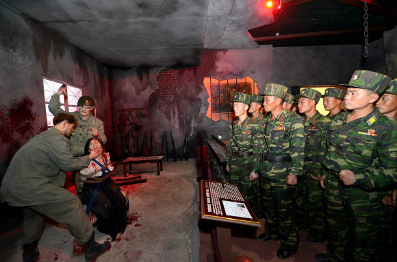 북한 조선중앙통신은 정전협정 체결일(북한의 전승절) 62돌을 맞아 신천박물관이 지난 26일 개관했다고 27일 보도했다.      북한은 한국전쟁 시기 황해남도 신천 지역에 주둔한 미군이 만행을 저질렀다며 관련 자료를 신천박물관을 통해 전시하고 있다.  연합뉴스