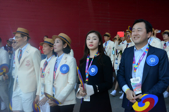 ‘피겨 여왕’ 김연아가 지난 25일(현지시간) 미국 로스앤젤레스 메모리얼 콜로세움에서 열린 ‘2015 하계 스페셜 올림픽’ 개막식에 참석, 한국 선수단과 입장하고 있다.  한국스페셜올림픽위원회 제공