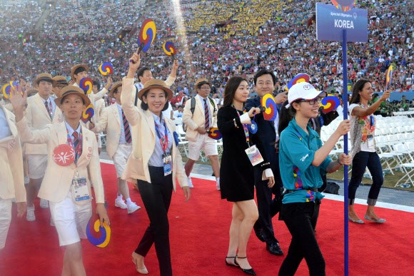 ‘피겨 여왕’ 김연아가 지난 25일(현지시간) 미국 로스앤젤레스 메모리얼 콜로세움에서 열린 ‘2015 하계 스페셜 올림픽’ 개막식에 참석, 한국 선수단과 입장하고 있다.   한국스페셜올림픽위원회 제공