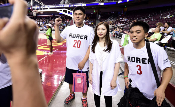 ‘피겨 여왕’ 김연아가 지난 26일(현지시간) ‘2015 하계 스페셜 올림픽’ 농구 경기가 열린 미국 로스앤젤레스 USC 갤런 센터를 방문, 한국 선수들을 격려한 후 기념촬영을 하고 있다.  스페셜올림픽 국제본부 제공