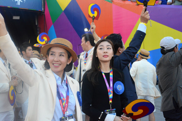 ‘피겨 여왕’ 김연아가 지난 25일(현지시간) 미국 로스앤젤레스 메모리얼 콜로세움에서 열린 ‘2015 하계 스페셜 올림픽’ 개막식에 참석, 한국 선수단과 입장하고 있다.  한국스페셜올림픽위원회 제공