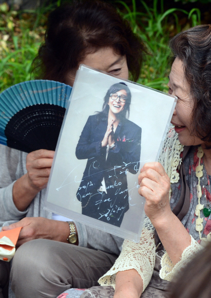 배우 배용준과 박수진의 결혼식이 27일 서울 광진구 쉐라톤 그랜드 워커힐 애스턴하우스에서 비공개로 진행된다. 배용준을 보기 위해 일본 관광객들이 광진구 쉐라톤 그랜드 워커힐 도로변에 줄을 서서 기다리고 있다.  박윤슬 기자 seul@seoul.co.kr