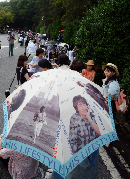배우 배용준과 박수진의 결혼식이 27일 서울 광진구 쉐라톤 그랜드 워커힐 애스턴하우스에서 비공개로 진행된다. 배용준을 보기 위해 일본 관광객들이 광진구 쉐라톤 그랜드 워커힐 도로변에 줄을 서서 기다리고 있다.  박윤슬 기자 seul@seoul.co.kr