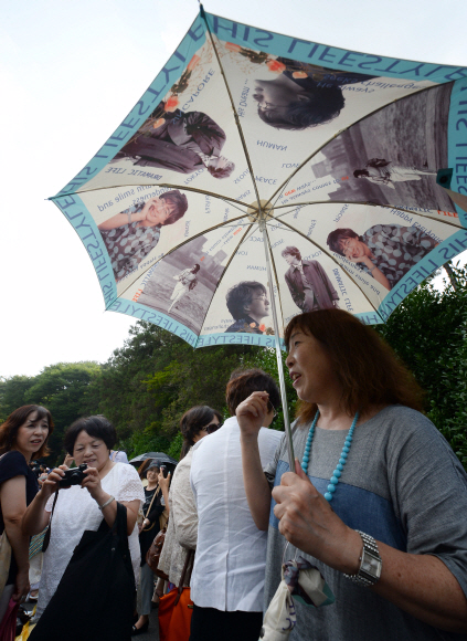 배우 배용준과 박수진의 결혼식이 27일 서울 광진구 쉐라톤 그랜드 워커힐 애스턴하우스에서 비공개로 진행된다. 배용준을 보기 위해 일본 관광객들이 광진구 쉐라톤 그랜드 워커힐 도로변에 줄을 서서 기다리고 있다.  박윤슬 기자 seul@seoul.co.kr