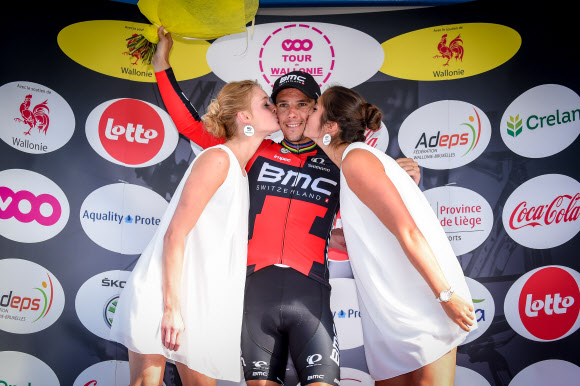 벨기에 사이클 선수 필리페 질베르트가 27일(현지시간) 벨기에 바스토뉴와 나뮈르 사이 구간을 통과하는 ‘투르 드 발로니에(Tour De Wallonie)’ 3구간에서 우승해 미녀들에게 축하를 받고 있다. ⓒ AFPBBNews=News1