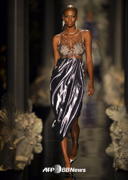 27일(현지시간) 콜롬비아 메데인 안티오키아 백화점에서 열린 패션쇼에서 한 모델이 디자이너 프란체스카 미란다의 의상을 입고 런웨이를 워킹하고 있다.<br>ⓒ AFPBBNews=News1