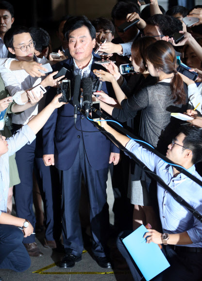 질문받는 박기춘 의원