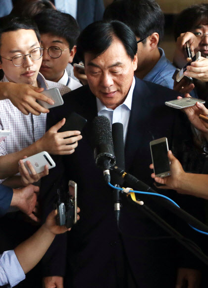 질문받는 박기춘 의원