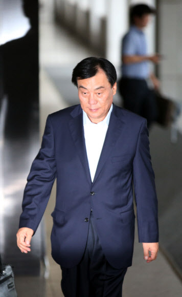 중앙지검 들어서는 박기춘 의원