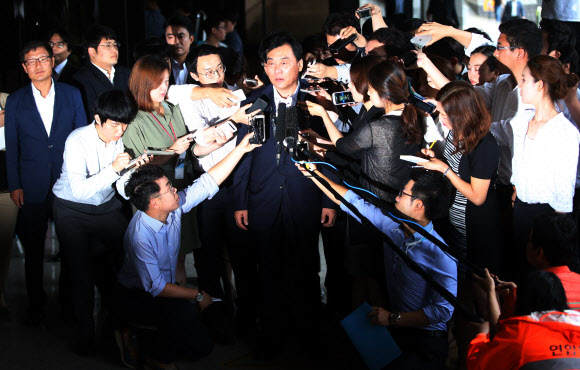 질문받는 박기춘 의원