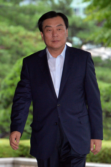29일 분양대행업자에게서 금품을 받은 혐의를 받는 새정치민주연합 박기춘 의원이 서울 서초구 서울중앙지방검창으로 들어서고 있다. 박지환 기자 popocar@seoul.co.kr