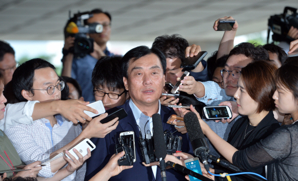 29일 분양대행업자에게서 금품을 받은 혐의를 받는 새정치민주연합 박기춘 의원이 서울 서초구 서울중앙지방검창으로 출석하여 기자들의 질문에 답하고 있다. 박지환 기자 popocar@seoul.co.kr