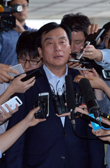 29일 분양대행업자에게서 금품을 받은 혐의를 받는 새정치민주연합 박기춘 의원이 서울 서초구 서울중앙지방검창으로 출석하여 기자들의 질문에 답하고 있다.  박지환 기자 popocar@seoul.co.kr