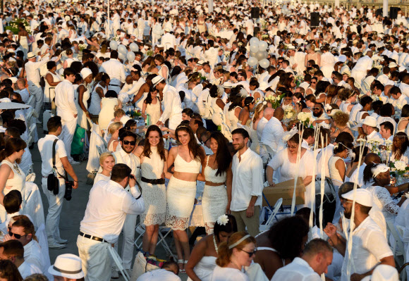 28일(현지시간) 뉴욕 피어 26에서 연례행사 디네 앙 블랑(Diner en Blanc) 참가자들이 흰색 옷을 입고 참가하고 있다. 약 5,000명의 사람들이 흰색 옷을 입고 자신의 디너와 테이블을 가져와 참여하고 있다.  ⓒ AFPBBNews=News1
