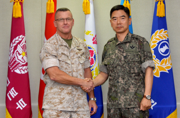 29일 서울 용산 국방부에서 열린 한미 탄저균 합동실무단 전체회의에서 한국 측 실무단장 장경수 국방부 정책기획관(오른쪽)과 미국 측 실무단장 로버트 헤드룬드(Robert Hedelund) 주한미군사령부 기획참모부장이 서로 악수하고 있다. 이날 회의에서 양측은 오산기지에 현장조사를 포함한 향후 활동계획을 논의한다. 손형준 기자 boltagoo@seoul.co.kr