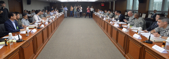 29일 서울 용산 국방부에서 한미 탄저균 합동실무단 전체회의가 열리고 있다. 이날 회의에서 한미 양측은 오산기지에 현장조사를 포함한 향후 활동계획을 논의한다. 손형준 기자 boltagoo@seoul.co.kr