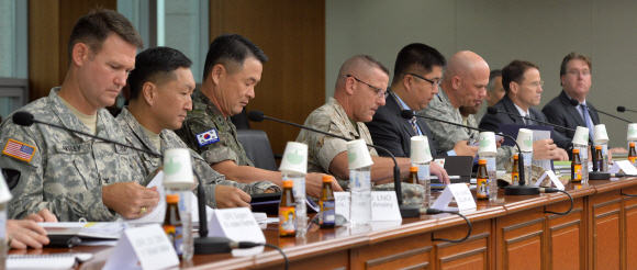 29일 서울 용산 국방부에서 한미 탄저균 합동실무단 전체회의가 열리고 있다. 이날 회의에서 한미 양측은 오산기지에 현장조사를 포함한 향후 활동계획을 논의한다. 손형준 기자 boltagoo@seoul.co.kr