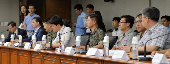 29일 서울 용산 국방부에서 한미 탄저균 합동실무단 전체회의가 열리고 있다. 이날 회의에서 한미 양측은 오산기지에 현장조사를 포함한 향후 활동계획을 논의한다. 손형준 기자 boltagoo@seoul.co.kr