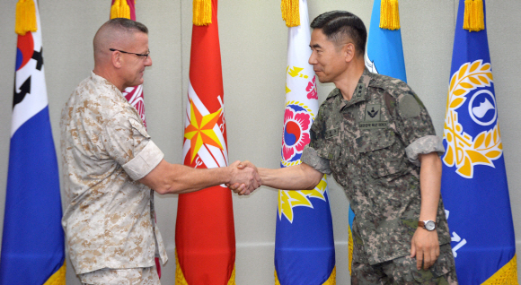 29일 서울 용산 국방부에서 열린 한미 탄저균 합동실무단 전체회의에서 한국 측 실무단장 장경수 국방부 정책기획관(오른쪽)과 미국 측 실무단장 로버트 헤드룬드(Robert Hedelund) 주한미군사령부 기획참모부장이 서로 악수하고 있다. 이날 회의에서 양측은 오산기지에 현장조사를 포함한 향후 활동계획을 논의한다. 손형준 기자 boltagoo@seoul.co.kr