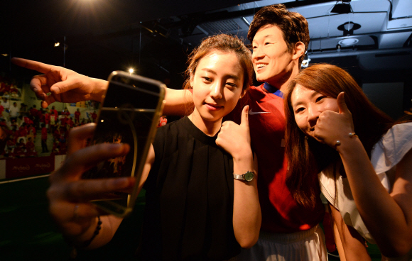 29일 서울 중구 그레뱅 뮤지엄에서 열린 밀랍인형 박물관 그레뱅 뮤지엄에서 시민들이 밀랍인형을 구경하고 있다. 133년 명성을 이어가고 있는 세계적인 밀랍인형 박물관인 프랑스 그레뱅 뮤지엄은 다양한 테마의 밀랍인형이 전시되어 많은 팬들과 여행객들의 사랑을 받고 있는 문화공간으로 오는 30일에는 아시아 최초이자 전세계에서 4번째로 서울에 그레뱅 뮤지엄이 개관한다. 박윤슬 기자 seul@seoul.co.kr