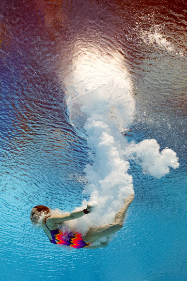 29일(현지시간) 러시아 카잔에서 열린 2015 세계수영선수권대회(2015 FINA World Championships) 여자 다이빙 10m 플랫폼 준경승에서 러시아팀 선수가 경기를 펼치고 있다. ⓒ AFPBBNews=News1