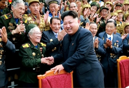 북한 김정은, 전국노병대회 참가자들과 기념사진