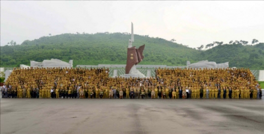 북한 김정은, 전국노병대회 참가자들과 기념사진 촬영
