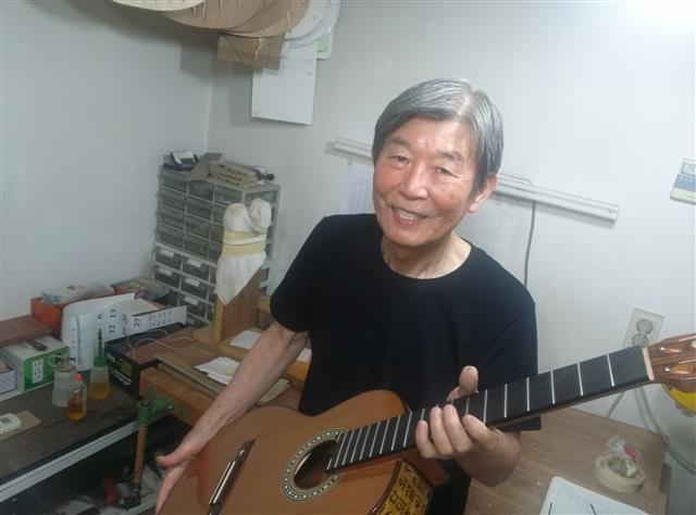 수제기타 장인 최동수씨가 자신이 만든 한글 기타를 보여주고 있다.