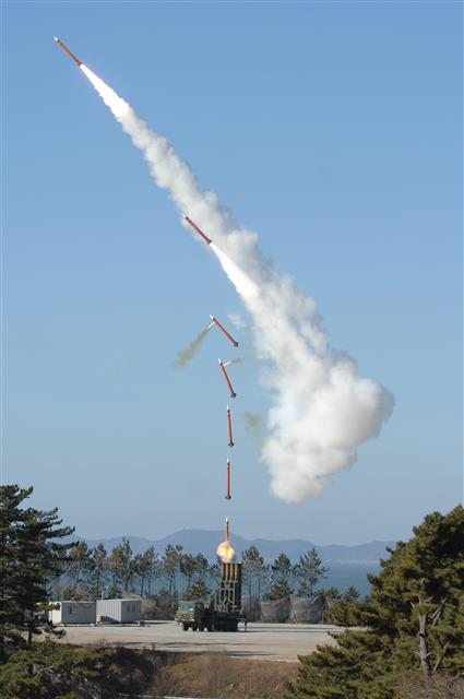 국내 기술로 개발된 중거리 지대공미사일 ‘천궁’의 품질 인증 사격 장면. 발사 장면을 순차적으로 보여주기 위해 레이어 합성 촬영했다. 방위사업청 제공