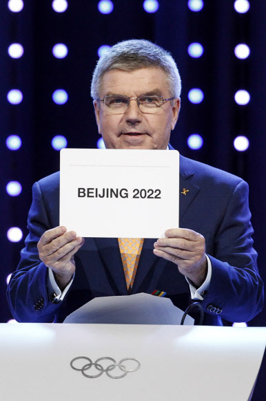 개최지 ‘베이징’을 발표하는 토마스 바흐 IOC 위원장.  AFP 연합뉴스 