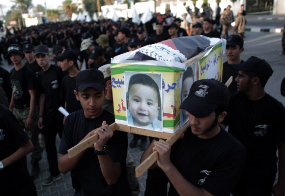팔레스타인 청년들 ‘영아 사망 테러’ 이스라엘인 규탄 