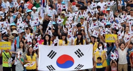 광복 69주년을 맞아 15일 서울 종로구 보신각에서 열린 ‘광복절 기념 타종식’에서 시민들이 태극기를 흔들며 ‘대한민국 만세’를 외치고 있다.<br>박윤슬 기자 seul@seoul.co.kr
