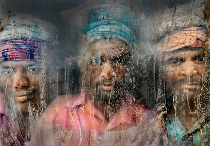 내셔널 지오그래픽 여행사진 공모 대상 수상작 ‘자갈 부수는 일꾼들’. 방글라데시 치타콩의 한 한 공장에서 노동자들이 유리 밖을 쳐다보는 모습을 담았다. 작가=파이잘 아짐