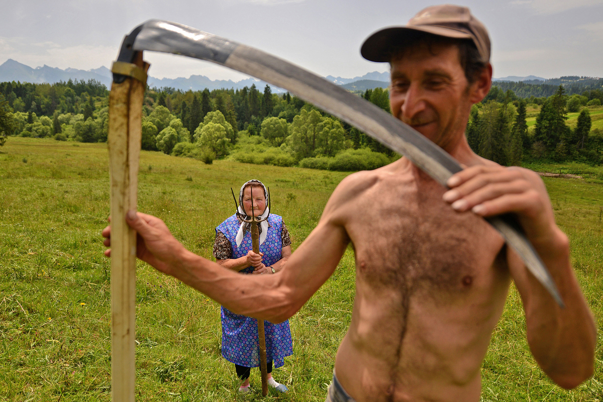 내셔널 지오그래픽 여행사진 공모 대상 수상작 ‘산악인’. 폴란드에서는 여전히 많은 사람들이 큰 낫과 쇠스랑을 이용해 전통적인 방식으로 건초를 만든다. 작가 바르트워미에이 유레츠키(Bartłomiej Jurecki)