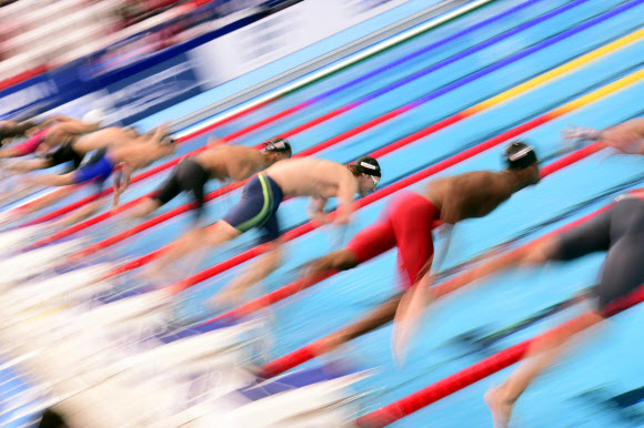 4일(현지시간) 러시아 카잔에서 열리는 2015 세계수영연맹(FINA) 세계수영선수권대회(World Championships) 남자 50m 평형 예선전에서 선수들이 출발하고 있다. ⓒ AFPBBNews=News1