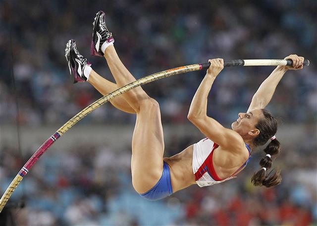 올해 필드에 복귀해 올림픽 3번째 금을 노리는 여자 장대높이뛰기의 옐레나 이신바예바. 연합뉴스