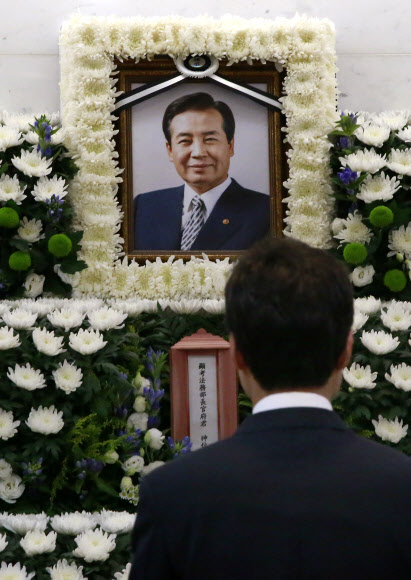 4일 서울 서초구 서울성모병원에 마련된 박상천 새정치민주연합 상임고문의 빈소에서 한 조문객이 고인을 추모하고 있다. 연합뉴스 