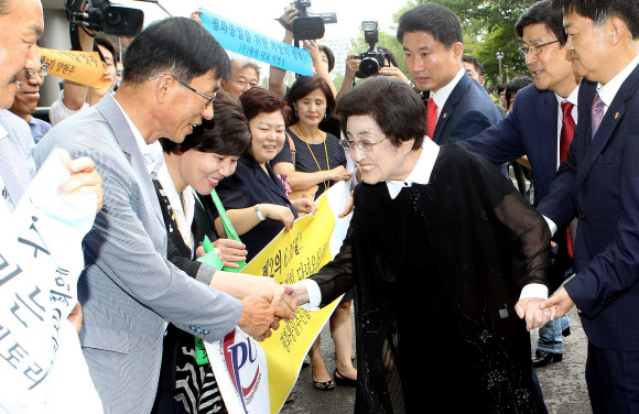시민단체와 인사하는 이희호 여사