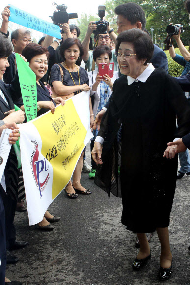 시민단체와 인사하는 이희호 여사