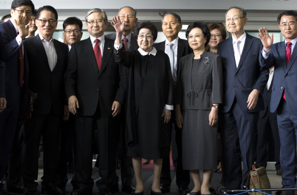 손 흔드는 이희호 여사