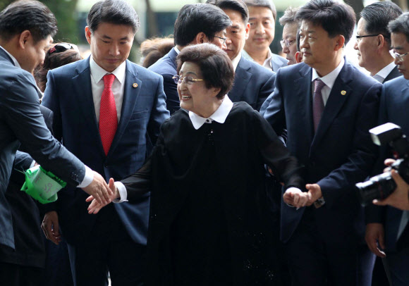김포공항 들어서는 이희호 여사