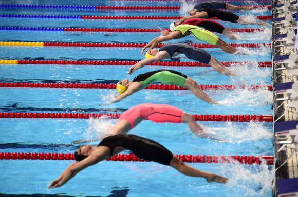 4일(현지시간) 러시아 카잔에서 열린 ‘2015 국제수영연맹(FINA) 세계선수권대회’ 여자 100미터 배영 결승전에서 선수들이 경쟁을 벌이고 있다.  ⓒ AFPBBNews=News1