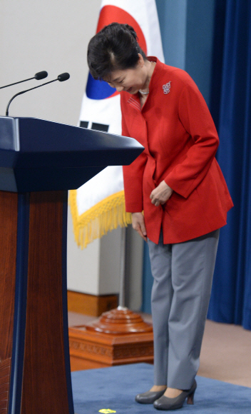 박근혜 대통령이 6일 오전 청와대 춘추관 브리핑실에서 대국민 담화를 발표하기에 앞서 인사를 하고 있다. 안주영 기자 jya@seoul.co.kr